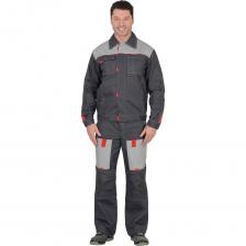 Костюм летний состоит из куртки и полукомбинезона.Куртка укороченная, прямого силуэта, на поясе. Куртка с отложным воротником, с центральной застёжкой на молнию, накрытую ветрозащитным клапаном на липучках, с верхними нагрудными карманами и нижними карманами в швах. Рукава куртки с манжетами на пуговицах. Спинка куртки со складками для обеспечения свободы движения. Объём куртки понизу регулируется хлястиками с липучками на поясе куртки. В куртке предусмотрена петля из тесьмы с полукольцом для крепления бейджа.Полукомбинезон прямого силуэта, с застёжкой на молнию: спереди на гульфик и в правом боковом шве, с боковыми карманами на передних половинках, с задним карманом и с двойными накладными карманами для инструментов на правой задней половинке, с усиленными накладками в области колен. По спинке полукомбинезона резинка для лучшего прилегания. Полукомбинезон с бретелями, длина регулируется резинкой и застежкой-фастексом.Материал верха основной: ткань смесовая с пропиткой ВО, пл. 210 г/м?, состав 65% ПЭ, 35% ХБ, цвет: тёмно-серый.Материал отделки 1: ткань смесовая с пропиткой ВО, пл. 210 г/м?, состав 65% ПЭ, 35% ХБ, цвет: светло-серый.Материал отделки 2: ткань смесовая с пропиткой ВО, пл. 210 г/м?, состав 65% ПЭ, 35% ХБ, цвет: красный.