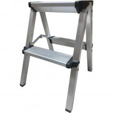 ЛЮБЭСТ DLH502 - это раскладная лестница, предназначенная для хозяйственных нужд и ремонтных работ на высоте. Надежная конструкция состоит из двух секций по 2 ступени. Высота площадки составляет 49 см.Стремянка понадобится при проведении строительно-отделочных работ в доме, для бытовых нужд.Алюминиевая конструкция делает стремянку легкой и прочной, ее можно эксплуатировать внутри помещений и на улице, так как она не подвержена коррозии.Для удобства и безопасности пользования ступени имеют широкую рифленую поверхность - ноги не соскальзывают и меньше устают.Максимальная нагрузка на стремянку составляет 150 кг.При хранении и транспортировке стремянка занимает не много места