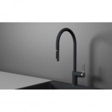 Смеситель для кухни с выдвижным изливом Granula сочетает в себе высокую функциональность и надежность, что делает его незаменимым помощником на вашей кухне. Корпус из нержавеющей стали AISI304 – надёжный корпус, делает смеситель долговечными и устойчивым к коррозии, перепадам давления и температур. Испанский картридж SEDAL – обеспечивает плавное регулирование напора воды и температуры, а также бесшумность при работе смесителя. Переключение между режимами подачи воды (душ, лейка) – позволяет снизить расход воды, легче мыть посуду смывать моющее средство благодаря режиму душа. Аэраторы NEOPERL – защищают от известкового налета, обеспечивают долгий срок службы и препятствуют засорам аэратора, отложениями и другими посторонними частицами, содержащимися в воде. Фиксированный диапазон вращения картриджа – экономит воду и ограничивает ход ручки, предоставляя возможность установит смеситель близко к стене. Выдвижной излив – увеличивает охват рабочей зоны и позволяет легко дотянуться до труднодоступных мест. Система креплений – обеспечивает устойчивость смесителя после монтажа на мойке или столешнице. В комплекте также идет специальное пластиковое крепление для дополнительной устойчивости на тонких мойках. Гибкая подводка длиной 60 см – позволяет легко дотянуться до корпуса смесителя при монтаже, не требуя особой ловкости и специальных навыков. Оригинальный дизайн ручки – делает смеситель удобным в использовании, а прочный корпус из нержавеющей стали добавляет ему эстетическую привлекательность. Этот смеситель станет отличным дополнением к вашей кухне и обеспечит комфорт, функциональность и долговечность в использовании.