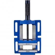 Станочные тиски Scheppach 125 мм — надёжный инструмент для фиксации заготовок при проведении слесарных, сверлильных и фрезерных работ. Призматические губки позволяют устойчиво удерживать цилиндрические детали, обеспечивая стабильность и точность при обработке.ПреимуществаВысокая универсальность Подходит для фиксации различных форм — от плоских деталей до труб благодаря призматическим губкам.Точное и прочное удержание Губки обеспечивают надёжный захват заготовки без её деформации.Большой диапазон раскрытия Раскрытие до 130 мм позволяет работать с крупными деталями.Компактная глубина зажима 35 мм — оптимально для стабильной фиксации при минимальном объёме тисков.Надёжная фиксация цилиндрических деталей Благодаря V-образной форме, призматические губки обеспечивают стабильный захват труб, валов и других круглых заготовок. Это позволяет обрабатывать такие детали без риска смещения, прокручивания или повреждения.Рифлёная рукоять обеспечивает надёжный и не скользящий захват даже при работе в перчатках или влажных условиях. А встроенный винтовой механизм позволяет точно регулировать усилие зажима, повышая контроль и безопасность при фиксации деталей. Это особенно важно при работе с хрупкими или сложными материалами, где требуется аккуратность и стабильность.Надёжность бренда Scheppach Признанное немецкое качество и долговечность инструмента.