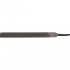 Плоский напильник предназначен для опиливания наружных и внутренних плоских поверхностей, а также поверхностей сопряженных под прямым углом. В изготовлении использована специальная сталь У13 - она имеет высокую жесткость и твердость. Это обеспечивает долговечность и надежность инструмента. Внимание! Внешний вид изделия может незначительно отличаться от оригинала! Параметры товара указаны в таблице технических характеристик.