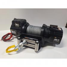 В лебедках Winching Etalon реализовано уникальное конструктивное решение: тормозной механизм лебедки расположен в редукторе. Таким образом удалось повысить КПД и избежать нагрева барабана, что важно для безопасного использования синтетического троса. Данная модель рассчитана на питание от бортовой сети автомобиля с напряжением 24 В. Надежная конструкция обеспечена влагозащитой и готова к эксплуатации в самых сложных условиях. Тяговое усилие: 18500 Lbs / 8391.45 кг. Привод: Электрический 24В Трос в комплекте: Стальной Мотор, л.с.: 5.9 Пульт управления: Проводной, 3.7 м Редуктор: планетарный 4ст. Передаточное число: 505:1 Тормоз: Автоматический в редукторе Диаметр/ширина барабана, мм: 88 / 220 Вес, кг: 85 Длина/диаметр троса: 25 м / 13 мм Провода питания: 1.55 м Габариты Д х Ш х В, мм: 705 х 266 х 318 Посадочные размеры, мм: 254 х 114.3 / 165.1 / 215.9 Направляющие троса: Ролики