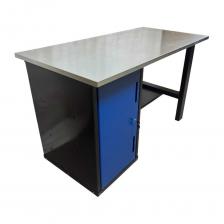 Стол-верстак инструментальный Great Wolf GWT-V1400TL предназначен для выполнения слесарных, столярных и множества других видов работ. Усиленная столешница (1400х700х27мм) из МДФ и оцинкованного металла позволяет закрепить тиски и производить любые силовые работы по ремонту. Тумба с 3 полками (Нижняя 450х300х575, верхние 450х250х575), а также центральная полка позволяют разместить большое количество инструмента и оборудования. При желании расположение тумбы можно менять, а также дополнить данную модель перфорированными панелями для подвесного крепежа (см. товары Great Wolf в каталоге).