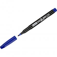 Маркер перманентный лабораторный Luxor "OHP 900" - деликатная маркировка на всех типах гладких поверхностей: стекло, металл, дерево, резина, пленка, фотопленка, картон. Рекомендуем использовать для для тонкой и точной маркировки на гладких и прозрачных поверхностях в лабораториях и медицинских учреждениях. Подходит для маркировки рентгеновских снимков, ацетатных пленок, Чашек Петри и другой лабораторной посуды. Тонкий пишущий узел позволяет наносить четкие и тонкие линии 1,00 мм. Эргономичный ударопрочный корпус маркера изготовлен из первичного пластика. Чернила на спиртовой основе устойчивы к климатическим изменения, не стираются и не выцветают в течение длительного времени, оставляют четкую и однородную линию. Безопасны для использования и не содержат ксилол и толуол. Чернила маркеров обладают высокой светостойкостью (более 15 лет). Маркировка выдерживает низкие и высокие температуры (до 150°C в течение 30 минут). Температура маркируемой поверхности от -5 до +50С. Удалить след от маркера с гладкой поверхности можно спиртовым раствором . Цвет чернил - синий. Упаковка: картонная коробка по 12 штук.