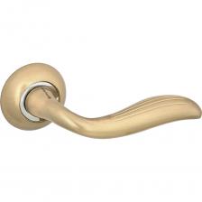 Грациозная и воздушная, дверная ручка Emma из серии Palladium Revolution вольется в любой интерьер с классическими нотками. Обратите внимание: ручка сбалансирована по длине (140 мм), не имеет заостренных углов и насажена на двухцветную розетку. Модель отлита из нержавеющего и твердого как сталь сплава ЦАМ. Что касается покрытия, тесты показали: в камере с едким солевым туманом гальваника на руках Emma не сходит 96+ часов. В быту же ручка Palladium Emma может сохранять фабричный вид хоть 10 лет.