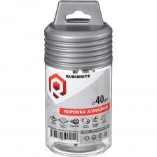 Алмазная коронка с центрирующим сверлом — для сверления керамогранита и плиткиПрофессиональная алмазная коронка предназначена для точного, быстрого и чистого сверления твёрдых керамических материалов. Оснащена центрирующим сверлом для идеального старта без смещения и системой водяного охлаждения, предотвращающей перегрев и продлевающей ресурс инструмента. Обеспечивает аккуратные отверстия без сколов даже на глазурованных поверхностях.Преимущества:Точный старт: центрирующее сверло исключает соскальзывание и повреждение поверхности.Чистое сверление: алмазная кромка и перфорация обеспечивают быстрое резание без сколов и трещин.Повышенный ресурс: алмазное напыление, нанесённое методом гальванической пайки, выдерживает абразивные нагрузки и сохраняет режущие свойства после сотен отверстий.Охлаждение: конструкция предусматривает водяное охлаждение для защиты инструмента и материала.Надёжность: цилиндрический хвостовик с тремя гранями предотвращает проворачивание в патроне.Подходит для сверления керамогранита, плитки, фаянса, фарфора и других плотных поверхностей.Идеальна для установки сантехники, розеток, выключателей, светильников и прокладки труб.Рекомендация: для достижения наилучшего результата и максимального ресурса инструмента обязательно используйте систему водяного охлаждения во время работы.Внимание, изображение товара может отличаться от реального! Верные параметры указаны в технических характеристиках товара.