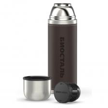 Термос с вставкой из экокожи на корпусе. Термос изготовлен из высококачественной нержавеющей стали 18/8 (AISI 304). Пробка с функцией «термоконтроль»позволяет наливать напитки без полного откручивания пробки под любым углом.