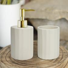 Набор аксессуаров для ванной состоит из 2х предметов – диспенсера для жидкого мыла и стакана для зубных щеток. Аксессуары отличаются лаконичным дизайном и узором. Набор предметов для ванной поможет создать атмосферу уюта и организовать пространство вашего дома. Аксессуары изготовлены из прочной керамики, устойчивы к перепадам температуры и высокой влажности.