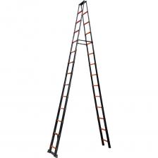 Телескопическая лестница алюминиевая 5.4 м от бренда ISMA – универсальное решение для выполнения высотных работ, легко трансформирующееся из компактного состояния в полнофункциональную рабочую платформу высотой 5.4 метра с 14+14 ступенями.Преимущества:Безопасность. Выдерживает нагрузку до 150 кг. Оснащена нескользящими прорезиненными ножками и надежными фиксирующими креплениями для каждой ступени, предотвращающими самопроизвольное складывание.Компактность. В сложенном виде имеет небольшую высоту, что обеспечивает удобство хранения и транспортировки.Прочность. Конструкция из высококачественного алюминия обеспечивает гарантированную прочность и долговечность.Удобство эксплуатации. Оборудована 14 ступенями с обеих сторон и плавным телескопическим механизмом для комфортного и безопасного использования.Универсальность применения. Идеально подходит для широкого спектра бытовых, ремонтных и хозяйственных работ.Технические характеристики:Материал: алюминий.Высота в разложенном виде: 5.4 м.Количество ступеней: 14+14.Максимальная нагрузка: 150 кг.Особенности. Фиксирующие крепления ступеней, прорезиненные нескользящие ножки.Лестница стремянка 5.4 м – это надежность, безопасность и компактность в одном решении.