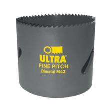 Коронка биметаллическая HSSE-Co8(M42) Ultra, предназначена для сверления в безударном режиме цветных металлов, стали, чугуна, нержавеющей стали, твердой и мягкой древесины, фанеры, столярных плит, ДСП, композитных материалов, пластика, оргстекла, гипсокартона и гипсовых блоков. Применяется совместно с дрелями, перфораторами и стационарными станками. Зубья изготовлены из быстрорежущей стали с 8% содержанием кобальта HSSE-Co8(M42), конструкция зубьев с положительным наклоном и шагом зуба 10 TPI обеспечивает чистую и плавную резку всех материалов. Усиленная задняя часть корпуса коронки повышает прочность и снижает вибрацию, как следствие, срок службы коронки возрастает. Компенсационные прорези в корпусе обеспечивают снижение шума при работе, а также предотвращают деформацию пилы вследствие перегрева изделия. При сверлении рекомендуется использовать СОЖ, что значительно увеличит срок службы инструмента.