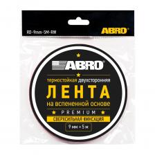 Двусторонняя лента АBRO состоит из 2х клеевых слоев, несущей основы из пеноматериала и защитного слоя. Основа из вспененного материала придает ленте способность принимать форму поверхности, заполняя ее неровности, и делает ленту идеальным средством для соединения материалов с шероховатыми и неровными поверхностями. Клеевые соединения, полученные с помощью этих лент, обладают шумоизоляционными и демпфирующими свойствами, отлично противостоят вибрационным и ударным нагрузкам. Ремонт автомобилей: хромированные накладки; дверной рефлектор; обшивка двери; накладки на задние фары; откидная створка крышки бензобака; установка спойлера на крыше; крепление молдингов; покрытие на боковые стойки; крепление ветровиков; GPS антенна; накладки на зеркала; зеркало заднего вида; накладки на пороги; накладки на крылья; спойлер стеклоочистителя; накладки на передние фары; воздухозаборник; решетка воздухозаборника; эмблема. Строительные работы: крепление плинтусов; крепление пластиковых бордюров. Монтажные работы: монтаж металлических и пластиковых конструкций; изготовление рекламных материалов, декораций. В быту: упаковка подарков; монтаж мебельных зеркал; крепление небольших предметов (крючки, рамки, плакаты и т.д.). Свойства  Прочность на отслаивание — 2,365 кгс/25мм.  Создает высокопрочное клеевое соединение.  Подходит для склеивания пластиков, металлов, окрашенных поверхностей.  Благодаря повышенной мягкости и гибкости идеальна для склеивания неровных поверхностей.  Стойкая к вибрациям, ударным нагрузкам.  Обладает шумоизоляционными и демпфирующими свойствами.  Устойчива к воздействию окружающей среды: УФ-излучению, перепадам температур, влаге, а также к растворителям, маслам, моющим веществам и пластификаторам.  Рабочая температура: от -20 до +120°С.  Выдерживает кратковременный нагрев до +150°С.  Не оставляет следов клея после демонтажа, идеально подходит для случаев, когда требуется снятие ленты через определённое время.  Применение  1. Рекомендуемая температура нанесения — не ниже +10°С.  2. Очистите склеиваемые материалы от грязи и пыли, обезжирьте.  3. Нанесите ленту на поверхность и прижмите её валиком или другим подручным инструментом.  4. Снимите защитную плёнку, приклейте второй элемент и сильно сожмите склеиваемые поверхности. Набор полной прочности происходит за 24 часа. 