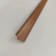 Одноуровневый Т образный порог произведен из сплава АД31Т1, изготовленного по ГОСТу. Изделие обеспечивает гладкий переход между различными половыми покрытиями, создавая эстетически привлекательный внешней вид.Порог для пола дает возможность гармонично соединить паркетную доску, ламинат или другое необходимое напольное покрытие. Он создает непрерывный поток между комнатами, придавая интерьеру спокойствие и единство.Алюминиевый материал устойчив к коррозии, что гарантирует долгий срок эксплуатации.