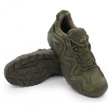 Серия обуви E-PRO - это одна из самых популярных в туристической и тактической обуви, используемая походниками, альпинистами, спортсменами, военными и сотрудниками правоохранительных органов. Основной материал изготовления - высококачественная замша со вставками из кордуры. Наличие подкладки из мембраны делает обувь непромокаемой и одновременно дышащей, способной отводить испарения с поверхности стопы. Подлитой носок обеспечивает защиту от повреждений. Защитный рант с выборками для облегчения веса проходит по всему периметру и создает узнаваемый образ. Кроме основных функций, рант дает дополнительное сцепление с поверхностью, например, при движении вдоль склона. Все детали прошиты двойным швом, все швы сделаны крайне аккуратно. На пятке есть петелька, облегчающая надевание. Подошва имеет многослойную структуру. Промежуточный слой из полиуретана придает высокие амортизирующие свойства; ходовой слой из резины на основе натурального каучука делает подошву более износостойкой и способствует хорошему сцеплению с грунтом и другими плоскостями. Язычок с защитным клапаном исключает просачивание воды и попадание посторонних предметов внутрь.