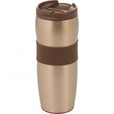 Термокружка вакуумная Gipfel New York 51788 объемом 380 мл. Изготовлена из нержавеющей стали 18/10, материала прочного, экологичного и долговечного. Крышка из практичного и безопасного пластика. Двойные стенки и вакуумная изоляция гарантируют, что напиток внутри останется горячим или холодным до 6 часов при любой погоде. У кружки оригинальный дизайн. Она выполнена в благородном золотистом цвете, обтекаемой формы. Мягкая силиконовая вставка с логотипом Gipfel не только элемент декора, за нее удобно держать изделие. Термокружка небольшого размера, с надежным откидным клапаном-защелкой и противоскользящим основанием. Герметичная крышка плотно прилегает, что позволяет избежать проливания содержимого. Ее можно положить в сумку, взять с собой на работу, на прогулку и в путешествие. Упакована в фирменную коробку. Станет приятным подарком. Рекомендации по использованию и уходу: Перед использованием тщательно вымыть. Очищать термос рекомендуем вручную неабразивными моющими средствами и мягкой губкой. Не использовать в микроволновой печи. Не мыть в посудомоечной машине.