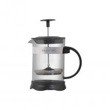 Стеклянный френч-пресс GALAXY LINE идеален для заваривания чая, травяных сборов и приготовления кофе. Стеклянная колба отлично держит тепло, позволяя чайным листьям полностью раскрыться, а кофе настояться. Напиток, приготовленный в френч-прессе, отличается глубоким вкусом и неповторимым ароматом. Объема 850 мл будет достаточно на две чашки. Фильтр-пресс способствует оптимальной циркуляции воды в колбе, благодаря чему заварка или кофе лучше раскрывается, позволяя получить более насыщенный вкус. Носик-антикапля благодаря своей специальной форме позволяет разлить напиток по чашкам без проливания и подтеков. Наслаждайтесь любимыми напитками с френч-прессом GALAXY LINE!