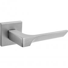 Ручка выполнена из сплава ЦАМ (цинк-алюминий-медь), который отличается особой прочностью и высокой степенью стойкости нанесенного на него гальванического покрытия. Важные технические особенности дверных ручек РЕНЦ Ручка плотно держится на двери и не разбалтывается на протяжении всего срока использования благодаря особой запатентованной конструкции соединительного стержня, на котором крепятся ручки (№ патента 139359) Ручка никогда не провиснет и не повредит полотно двери даже при интенсивной эксплуатации благодаря использованию в конструкции закаленной пружины Покрытие ручки и ее конструктив останутся в идеальном состоянии на протяжении всего срока эксплуатации благодаря многоступенчатой системе контроля качества производственных процессов и трехэтапной отбраковке