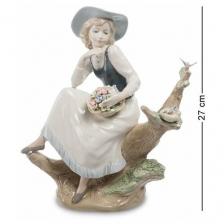 Фигурка Девушка с корзинкой CMS-2017, Pavone