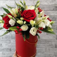 Коробка с розами и лилиями