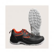 Материал верха обуви - натуральная кожа с отделкой из современных обувных материалов, что обеспечивает необходимые защитные функции обуви и значительно уменьшает массу.Внутренний поликарбонатный подносок данной модели, выдерживает нагрузку до 200 Дж. Подошва двухслойная ПУ-ТПУ - маслобензостойкая (МБС), кислотощелочестойкая (КЩС), устойчива к воздействию агрессивной среды - масел, нефтепродуктов, щелочей концентрациями до 20%. Промежуточный слой из полиуретана обладает амортизирующими свойствами, гасит ударные нагрузки, а также придает обуви легкость, комфортность и повышенные теплозащитные свойства. Ходовой слой изготовлен из износостойкого термопластичного полиуретана ТПУ с улучшенным сопротивлением скольжению, обладающего стойкостью к деформациям и стиранию.Глухой клапан исключает попадание внутрь влаги, пыли и мелких предметов.Объемная колодка специальной конструкции дает возможность работать целый день, не испытывая дискомфорта и усталости.