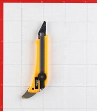 Нож строительный Olfa 18 мм с ломающимся лезвием пластиковый корпус для ковровых покрытий – фото 1