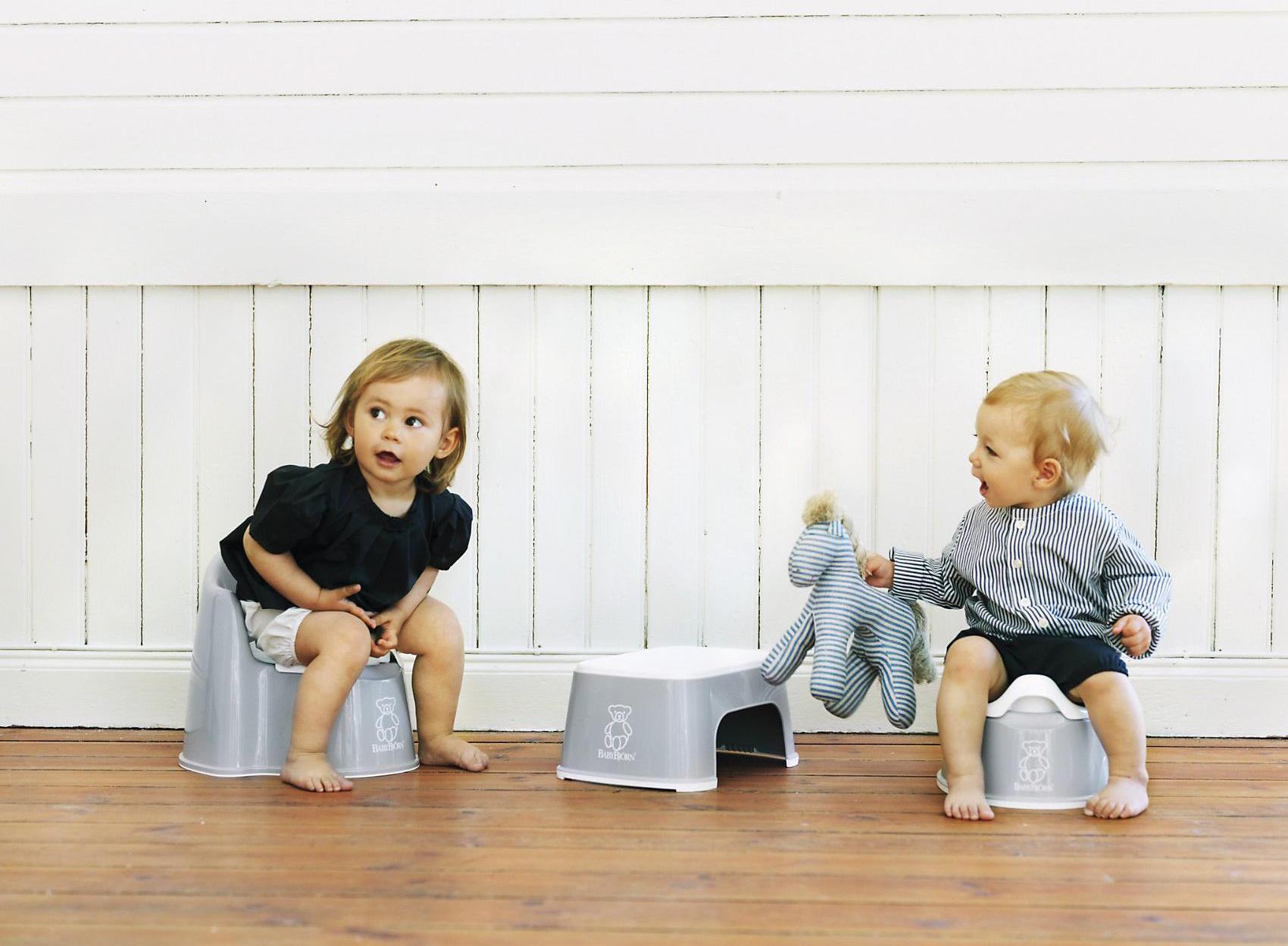 маленькие детки на горшке. малыши ходят на горшок. приучить ребенка к горшку. дети г. ребенок сидит на горшке 2 года.