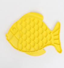 Кормушка Petmax Миска для медленного поедания кошек и собак Рыбка, 23,5х18,5х1,7 см, желтая