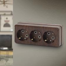 Розетка Intro 2-206-10 Розетка Quadro 2-206-10 с заземлением трехместная 3х2P+E, 16А-250В, IP20, ОУ, венге, цена за 1 шт