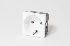 Розетка SPL Электрическая розетка 2К+З, с защитными шторками, белый, 1 шт. 200076 предназначена для подключения к электросети различных бытовых приборов