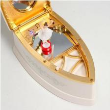 Шкатулка Сима-Ленд Шкатулка музыкальная механическая "Ретро утюг", пластик, белый, 9x16x12 см