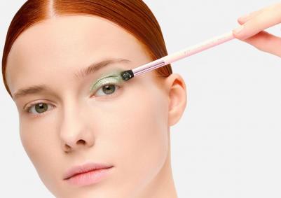Кисть для нанесения и растушевки теней Brush for applying and blending shadows R814 1 шт – фото 5