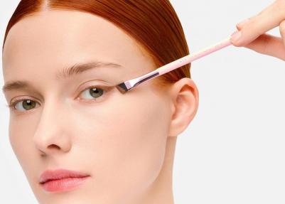 Скошенная кисть для бровей Angled eyebrow brush R818 1 шт – фото 4