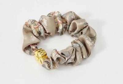 Шелковая резинка для волос Лазоревый цветок, песочно-бежевая 1 шт – фото 4