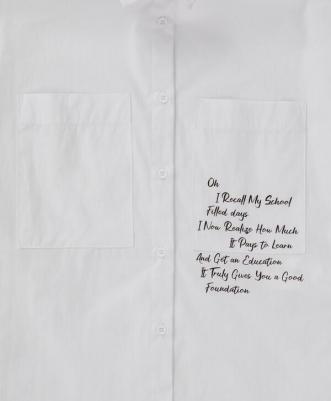 Блузка с накладными карманами и принтом белая (140) – фото 1