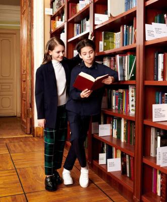 Брюки зауженные в клетку с поясом на резинке зелёные для девочки (140)