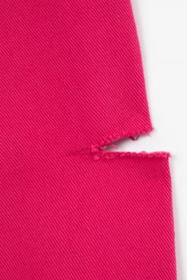 Джинсы цвета фуксии с дестрой эффектом розовые для девочек (158) – фото 4