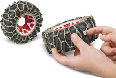 Трактор Claas Axion 950 c цепями и снегоочистителем – фото 10