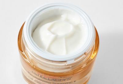 Легкий омолаживающий крем комплексного действия Revitalizing Supreme+ Youth Power Soft Creme 50 мл – фото 1