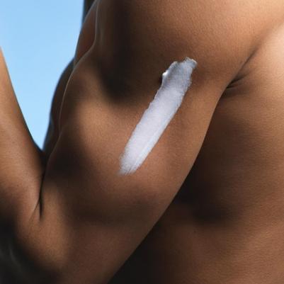 Увлажняющее молочко Lipikar Lait Urea 10% для тела тройного действия, 400 мл – фото 4