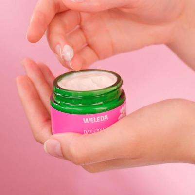 Органический разглаживающий дневной крем с дикой розой и белым чаем – фото 1