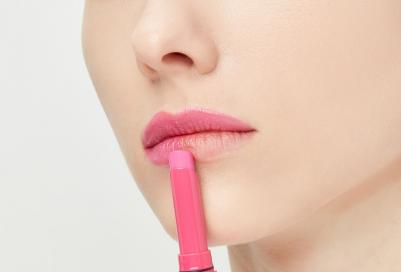 The Color Lip Glow — помада в оттенке 371 Ярко-розовый, 2 грамма – фото 4