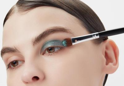 Тени для век жидкие с эффектом металлик B.Colour Metallic Liquid Eyeshadow 2-in-1 т.05 Sea green 3,3 мл – фото 3