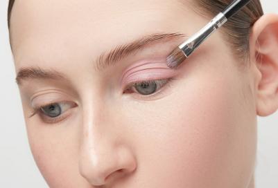 Тени для век ультрапигментированные Eye paint тон 03 розовый – фото 4