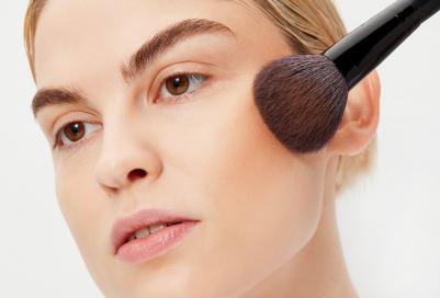 Компактная пудра для лица разноцветная с эффектом загара – фото 2