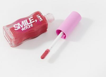 Блеск для губ "Smile, *itch!", тон 06 сливовый с сияющими частицами – фото 7