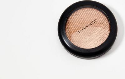 Компактная пудра с эффектом сияния Extra Dimension Skinfinish 0773602298563 – фото 8