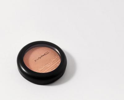 Компактная пудра с эффектом сияния Extra Dimension Skinfinish 0773602429882 – фото 7