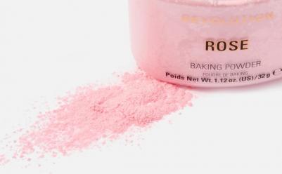 Рассыпчатая пудра London Loose Baking Powder продлевает стойкость макияжа, придавая сияние – фото 3