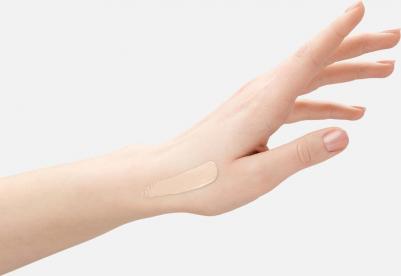 Тональный крем с эффектом сияния MAKE UP с SPF 30, тон 03 натуральный. Декоративная косметика для макияжа лица – фото 9