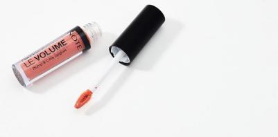 Блеск для увеличения объема губ 01 / LE VOLUME PLUM & CARE LIPGLOSS 2,2 мл – фото 2