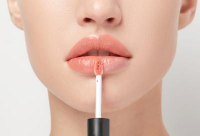 Блеск для увеличения объема губ 01 / LE VOLUME PLUM & CARE LIPGLOSS 2,2 мл – фото 4